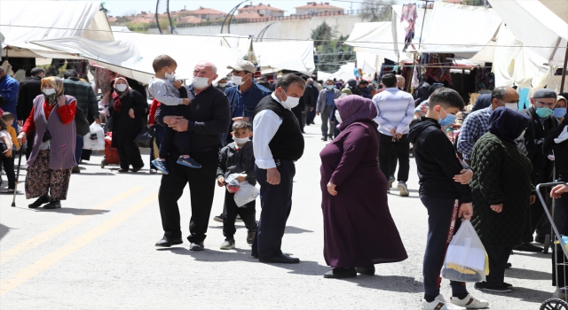 Çubuk Belediye Başkanı Baki Demirbaş esnafı ziyaret ederek salgın kurallarıyla ilgili uyarılarda bulundu