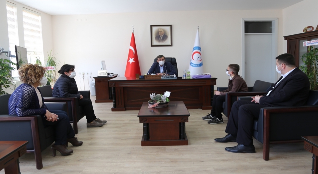 Sivas’ta diş çektirme korkusunu yenen ilkokul öğrencisine ”kahramanlık belgesi” verildi