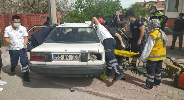 Kaza yaptıkları otomobilde sıkışan iki kardeş, kollarında serumla kurtarılmayı bekledi