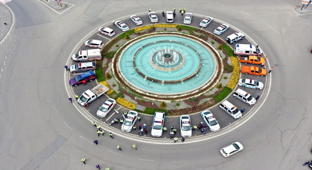 Sivas’ta kentin işlek caddelerindeki yaya geçitlerine trafik polisi maketleri yerleştirildi