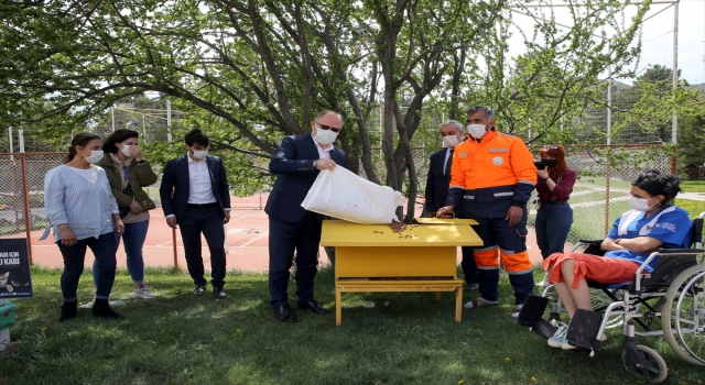 Sivas’ta ”tam kapanma”da sokak hayvanları unutulmadı