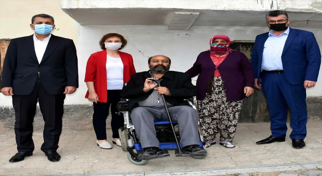 Nallıhan Belediyesince, bir engelliye akülü tekerlekli sandalye hediye edildi