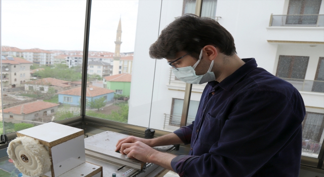 Göz doktoru tespih aşkıyla evinin balkonunu atölyeye dönüştürdü