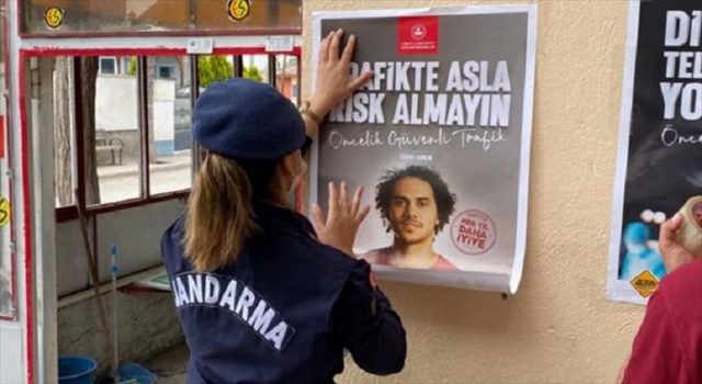 Eskişehir’de jandarma ekipleri, traktör kazalarının önlenmesi amacıyla çiftçileri bilgilendirdi