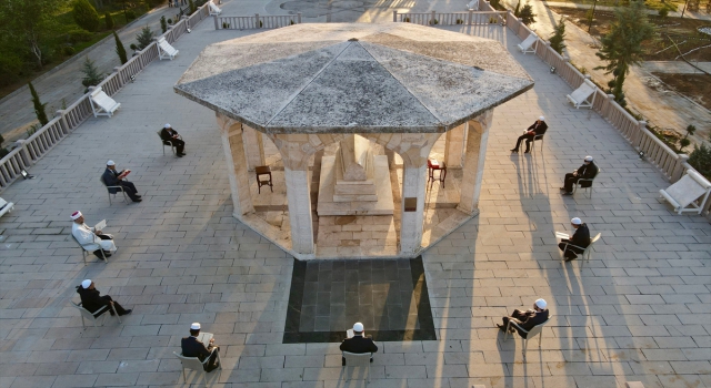 Büyük tasavvuf ve halk şairi Yunus Emre kabri başında anıldı