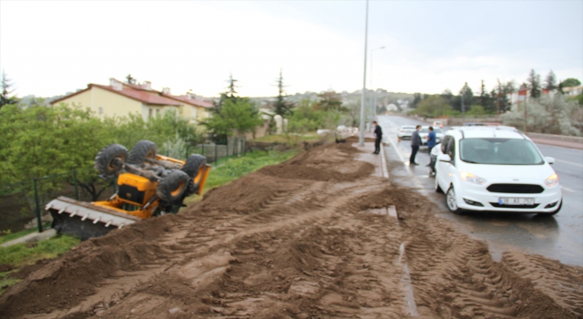Kayseri’de devrilen iş makinesinin operatörü yaralandı