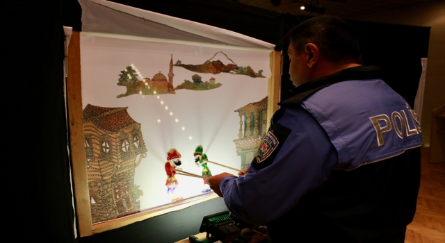 20 yıllık polis memuru, çocukların gönlüne gölge oyunuyla ulaşıyor