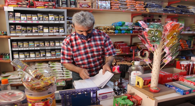 Konya’da bir hayırsever, bakkalın veresiye defterindeki 9 bin lira borcu ödedi