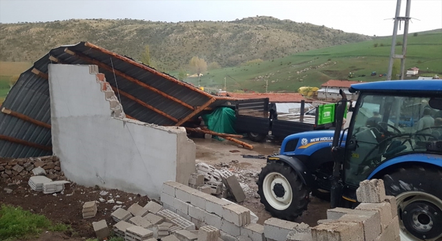 Yozgat’ta şiddetli rüzgar çatıları uçurdu, çok sayıda araç zarar gördü