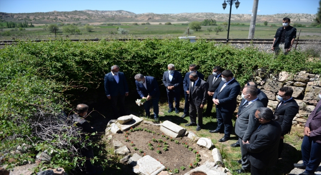 BBP Genel Başkanı Mustafa Destici, Yunus Emre’yi kabri başında andı