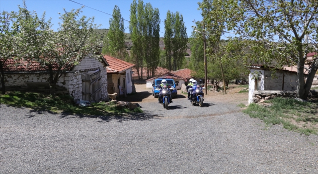 Yozgat’ta jandarma ekipleri köyde yaşayan çocukları bayram öncesi sevindirdi