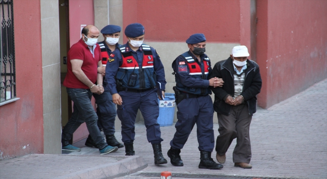 Kayseri’de yol verme meselesinden çıktığı iddia edilen silahlı kavgada baba ve 2 oğlu yaralandı