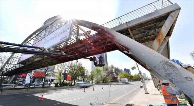 Başkentin yıpranan yaya üst geçitlerinde bakım onarım çalışması yapılıyor