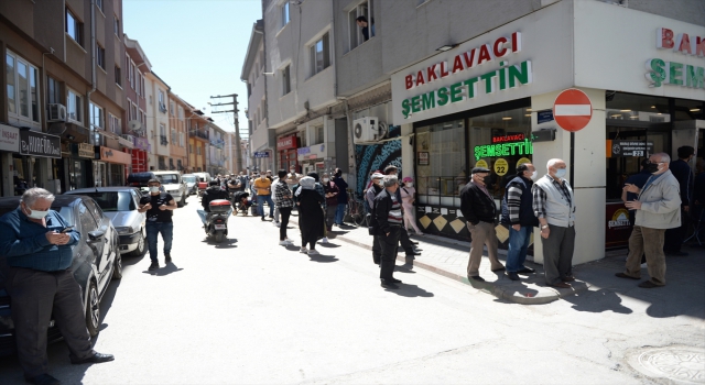 Eskişehir’de baklava almak isteyenler, tatlıcının önünde metrelerce kuyruk oluşturdu