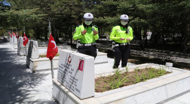 Bayram arifesinde şehit kabirlerine hüzünlü ziyaret