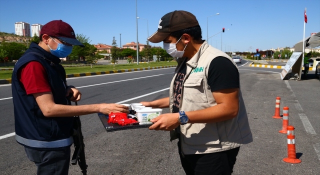 Nevşehir’de Vefa Sosyal Destek Grubu’ndan görev başındaki polislere bayram ikramı