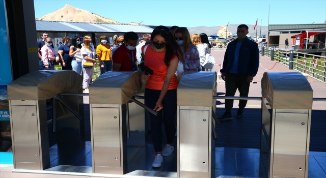 Ukraynalı turistler direkt uçuşla geldikleri Kapadokya’dan hayranlıkla ayrılıyor