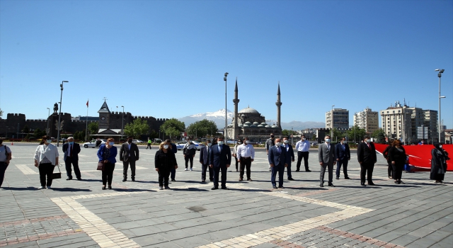 Kayseri’de Gençlik Haftası’nda Atatürk Anıtı’na çelenk sunuldu