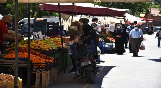 Konya ve Afyonkarahisar’da pazar yerleri Kovid19 tedbirlerine uyularak açıldı