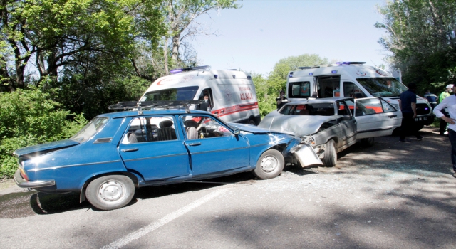 Sivas’ta iki otomobil çarpıştı: 6 yaralı