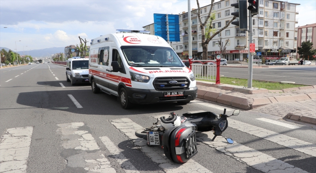 Kayseri’de motosikletle ambulansın karıştığı kazada bir sağlık personeli yaralandı