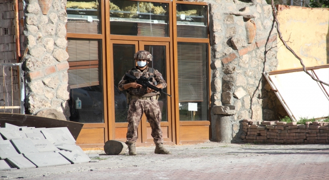 GÜNCELLEME Kayseri’de evinin penceresinden etrafa ateş eden kişi, özel harekat polislerince gözaltına alındı