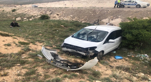 Sivas’ta hafif ticari araç şarampole devrildi: 7 yaralı