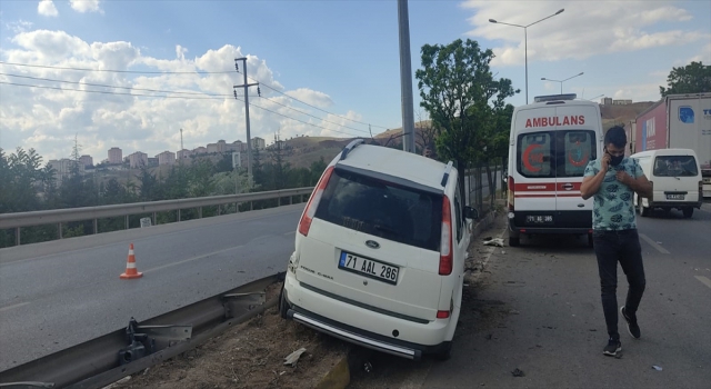 Kırıkkale’de bariyerlere ve tıra çarpan otomobilin sürücüsü yaralandı