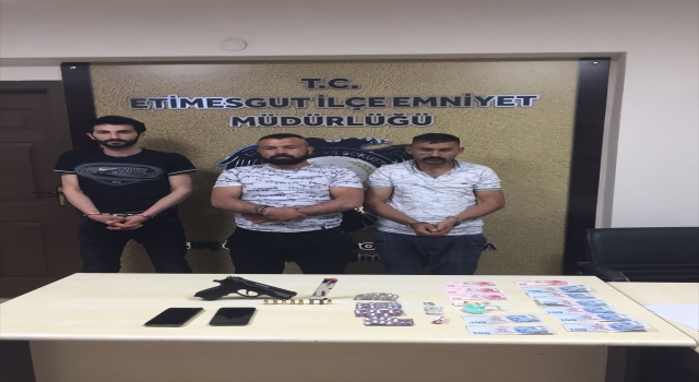 Üzerinden uyuşturucu çıkan genç kızın verdiği bilgiyle üç uyuşturucu satıcısı yakalandı