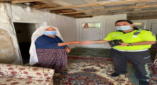 Mihalgazi ilçesinde emekli maaşını kaydeden kadının imdadına polis yetişti