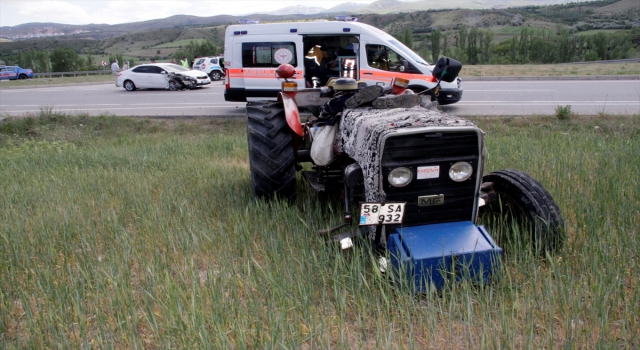 Sivas’ta traktör ile otomobil çarpıştı: 5 yaralı