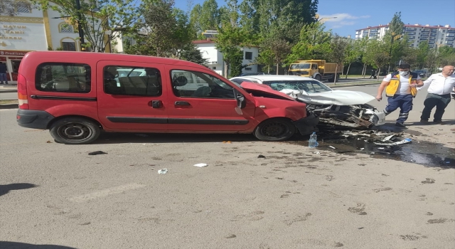 Sivas’ta hafif ticari araç ile otomobil çarpıştı: 4 yaralı