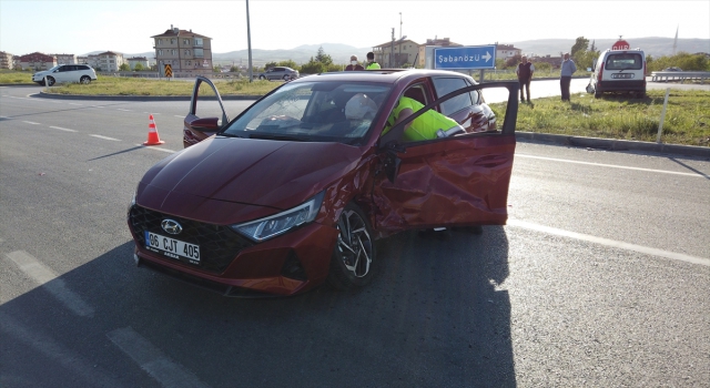 Çubuk’ta iki otomobil çarpıştı: 1 yaralı