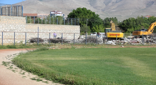 Niğde’de 5 Şubat Stadı’nın yıkımına başlandı