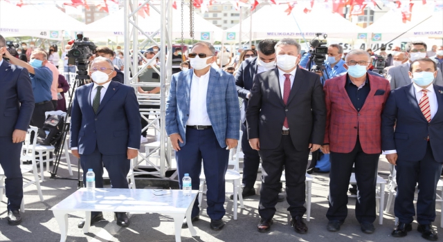 AK Parti’li Özhaseki, Melikgazi’de kentsel dönüşüm anahtar teslim törenine katıldı