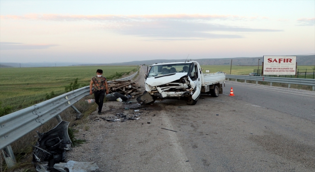 Çankırı’da kamyonetle otomobilin çarpıştığı kazada 5 kişi yaralandı
