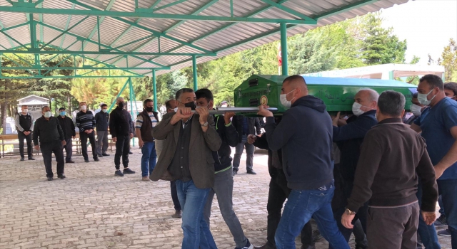 Konya’da trafik kazasında ölen anne ile kızı topağa verildi