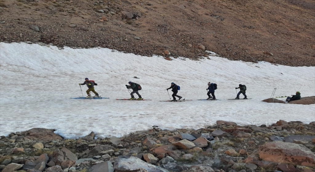 Erciyes’in zirvesinde mayıs ayında dağ kayağı keyfi