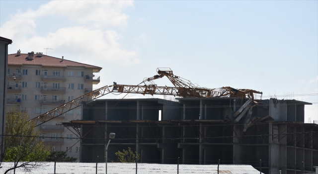 Sivas’ta inşaat alanında devrilen kule vinç hasara yol açtı