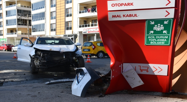 Sivas’ta otomobil ile cipin çarpıştığı kazada 2 kişi yaralandı