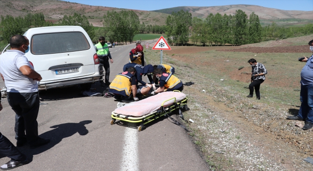 Sivas’ta hafif ticari araç ile otomobil çarpıştı: 9 yaralı