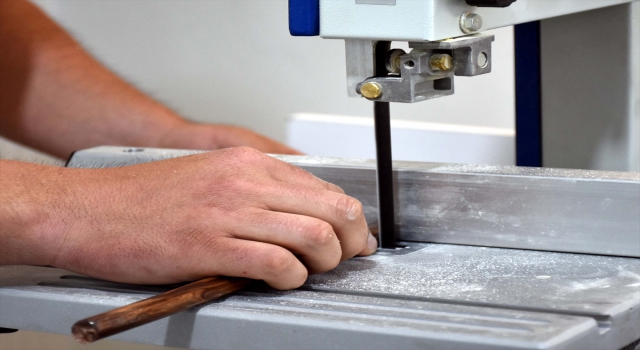 Kırıkkaleli tespih ustası, 11 metrekarelik dükkanında eski malzemeleri tespihe dönüştürüyor