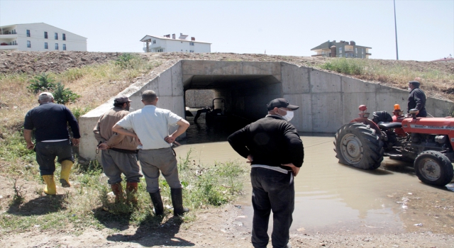 Sivas’ta su basan alt geçitte mahsur kalan traktör kurtarıldı
