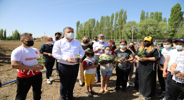 Çubuk’ta genç sporcular ihtiyaç sahipleri için sebze yetiştiriyor