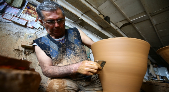 Mesleğini 40 yıldır sürdüren Avanoslu çanak ustası dekoratif küp üretiyor