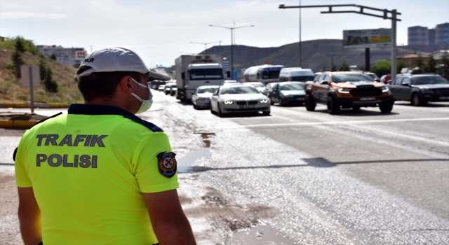 ”Kilit kavşak” Kırıkkale’de hafta sonu kısıtlamasının ardından trafik yoğunluğu yaşanıyor