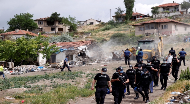 Keklikpınarı Mahallesi’ndeki metruk yapılar yıkılıyor