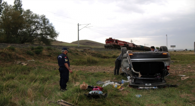 Sivas’ta otomobil şarampole devrildi: 3 yaralı