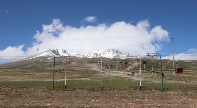 Erciyes’in yüksek kesimlerine kar yağdı