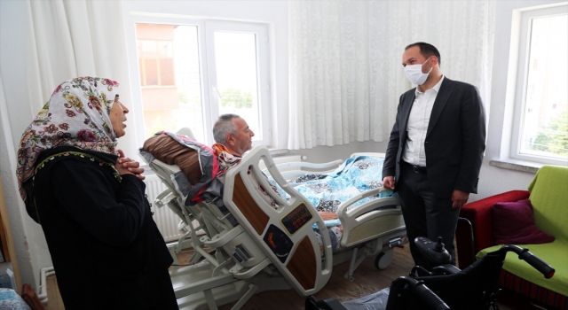 Niğde Belediye Başkan Özdemir, akülü tekerlekli sandalyeyi ihtiyaç sahibi vatandaşa teslim etti